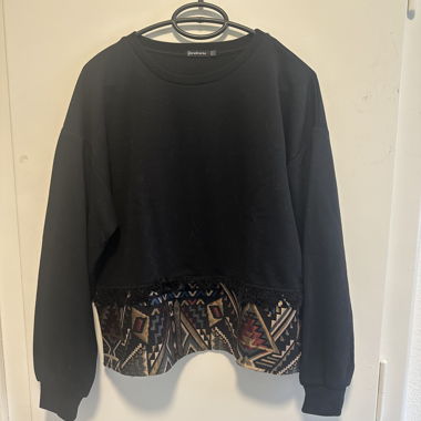 Schwarzes Sweatshirt mit Ethno-Saum