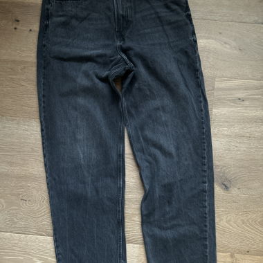 Schwarze Jeans mit rohen Säumen
