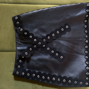 Jupe courte en cuir noir