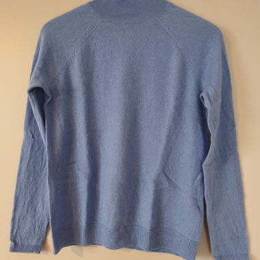 Hellblauer Rollkragenpullover