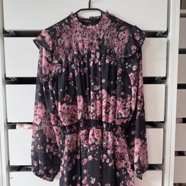 Geblümtes schwarzes Kleid 