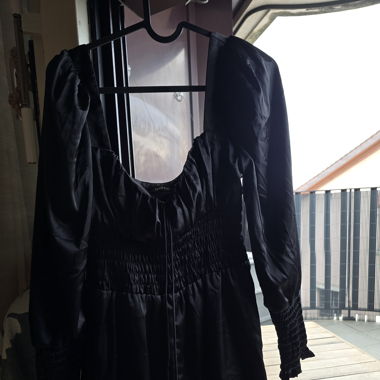 Robe noire en satin manche longue