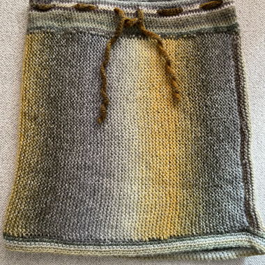 Handgemockte gestreifte Strickrock