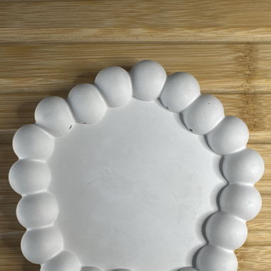 Sous-verre blanc avec bord sphérique