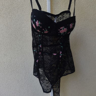 Body aus schwarzer Spitze mit Blumenmotiv