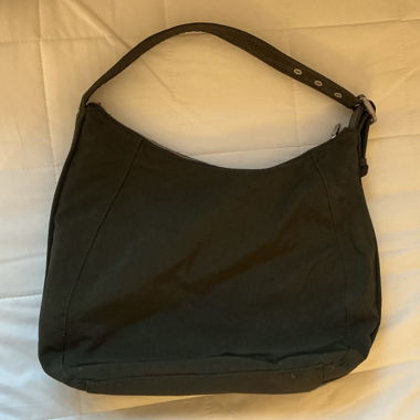 Sac à main kaki vert foncé avec garnitures argentées