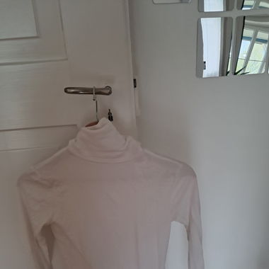 Weisses enganliegendes Rollkragenshirt