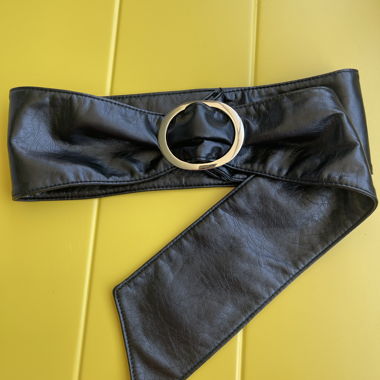 Schwarzer Gürtel mit Metall-Schnalle