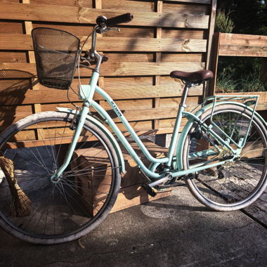 Women’s city bike with basket