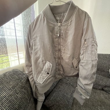 Hellgraue Jacke