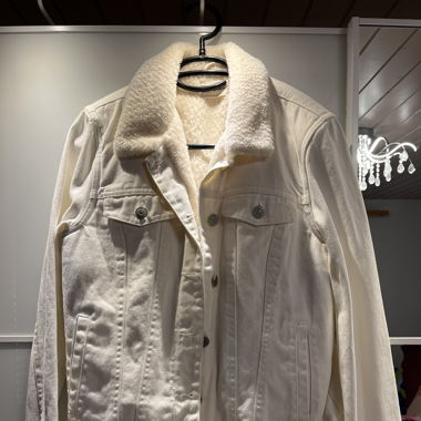 Weisse gefütterte jacke