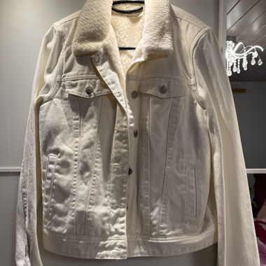 Weisse gefütterte jacke