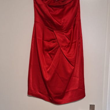 Short sleeveless red dress
