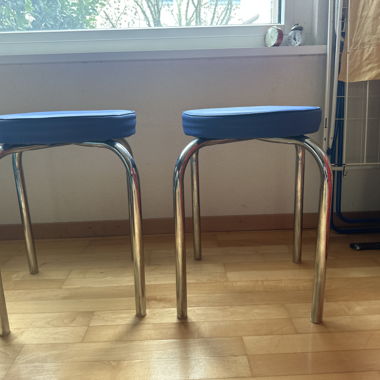 2 sgabelli vintage con sedili imbottiti blu