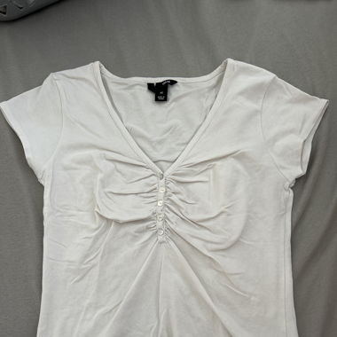 Top bianco con bottoni