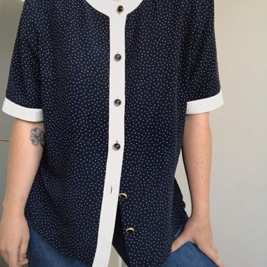 Camicia vintage blu scuro a pois bianchi