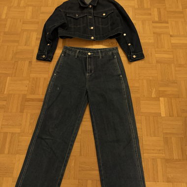 Completo in jeans giacca corta e pantaloni