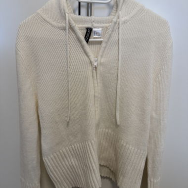 Weisser Strick-Hoodie