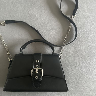 Schwarze Umhaengetasche mit Kette
