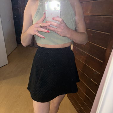 black skirt 