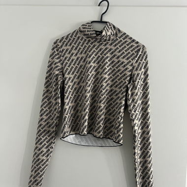 Beige crop tops with black print
