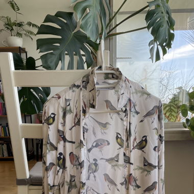 Bluse mit Vogelmuster