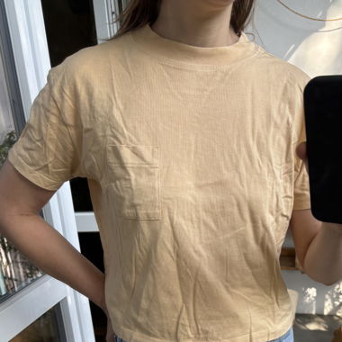 Ockerfarbenes kurzes T-Shirt