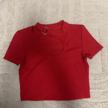 Top rosso con anello decorativo
