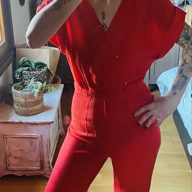 Roter Jumpsuit