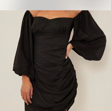 Schwarzes kurzes Kleid mit freien Schultern EU 36