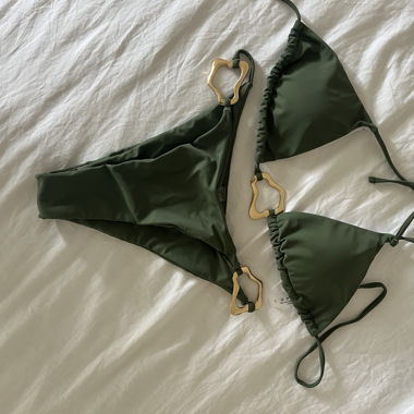 Maillot de bain vert avec détail dorée 