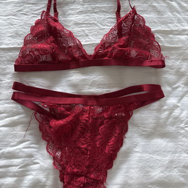 Ensemble lingerie dentelle rouge transparent