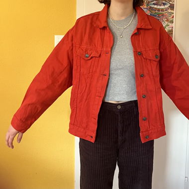 rote Jeansjacke