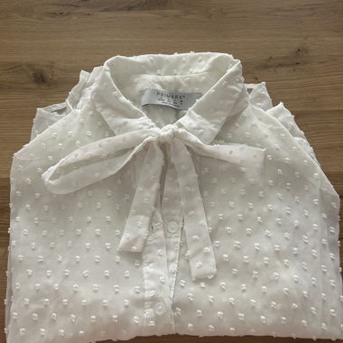 Weisse Bluse mit Schleife