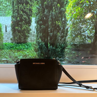 Michael Kors Umhängetasche schwarz neuwertig 
