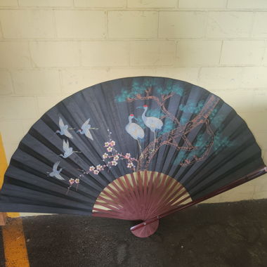 Japanischer Vintage-Fächer mit Kranichen und blühenden Zweigen