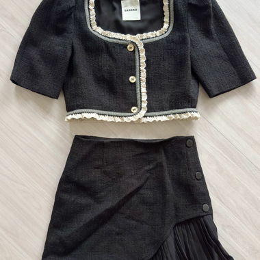 Set Tweedjacke in Schwarz und Minirock Sandro