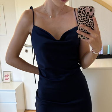 Robe satinée bleu marine