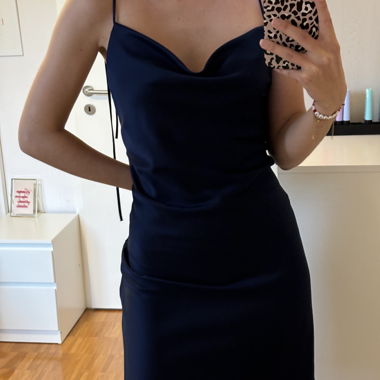 Robe satinée bleu marine