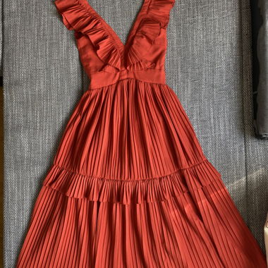 Rot-orangees Volant-Faltenkleid