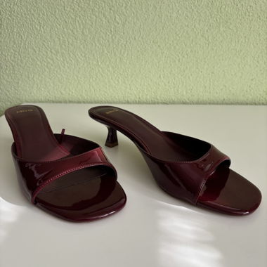 Décolleté con tacco a rocchetto bordeaux di Mango