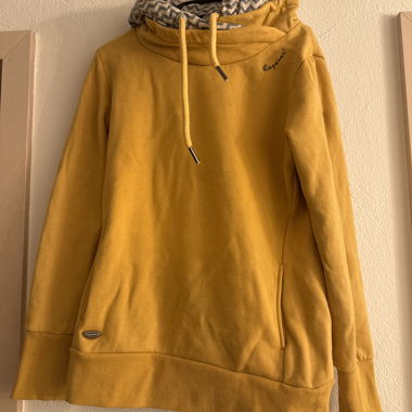 Gelber Kapuzenpullover mit Musterkapuze 