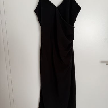 Abito midi nero con spalline