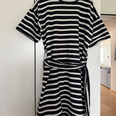 Gestreiftes Wickelkleid