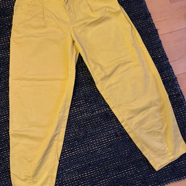 Gelbe Chinohose