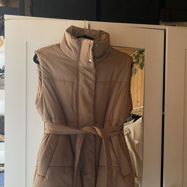 Gilet mit Gürtel