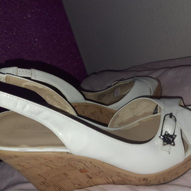 Sandales Guess compensées à bride blanche