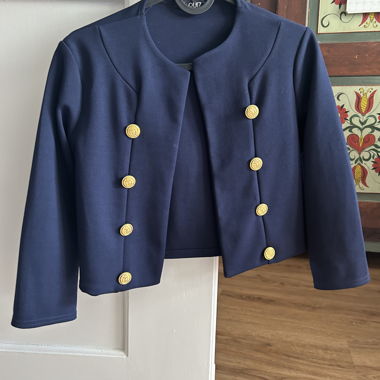 blazer corto blu navy con bottoni dorati