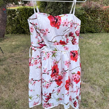 Abito bianco floreale con bretelle