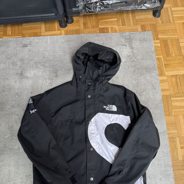 Supreme x The Northface Regenjacke